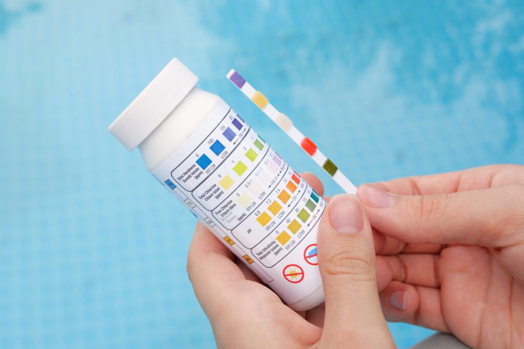 Analysis of the PH and chlorine of the water in a swimming pool in Summer. Check quality of water with test strip, comparing results